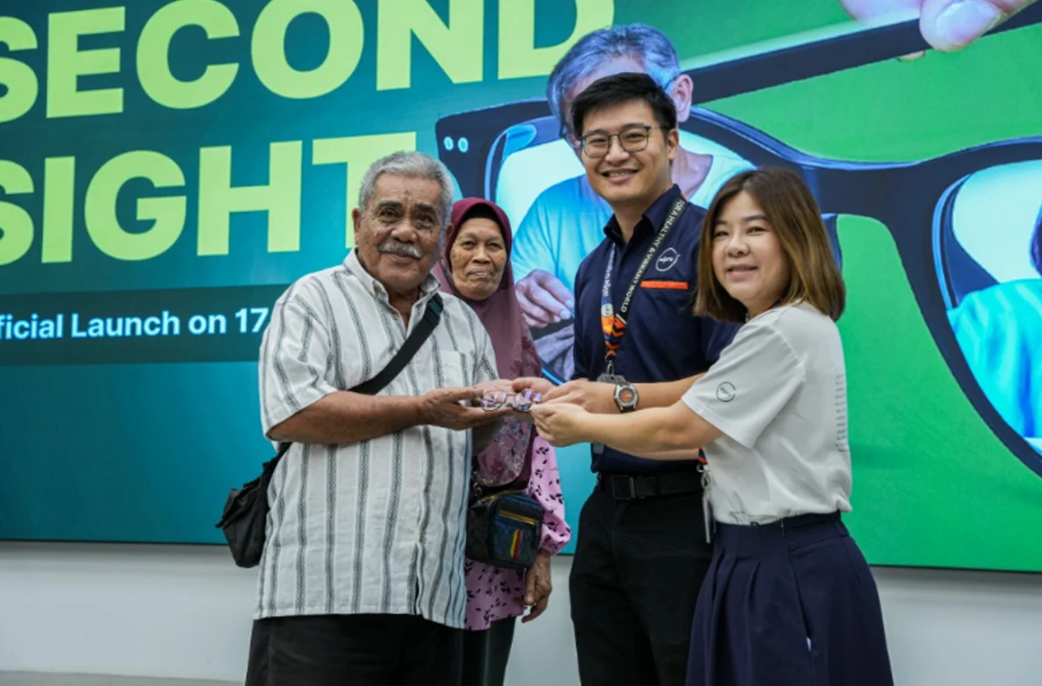 Alpro OptiSaver and Alpro Foundation team donating prescription glasses to an elderly beneficiary