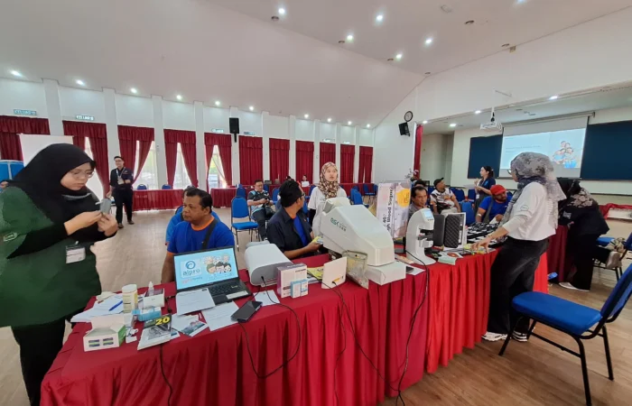 Wide-angle view of OptiSaver’s eye health awareness booth at SAINS Health Screening Event in Malaysia.