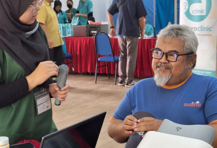 Optometrist explaining eye condition results to a participant after free eye screening.