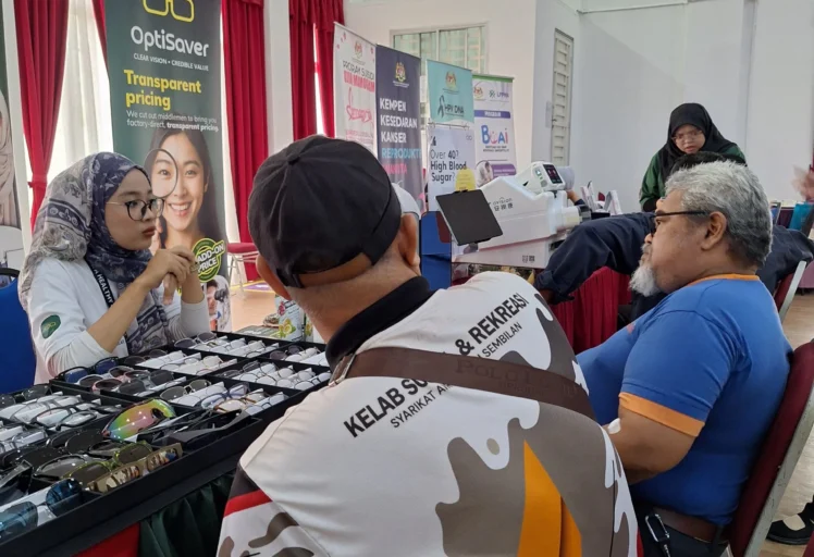 Vision expert introducing OptiSaver’s recommended eyewear and supplements to a participant.